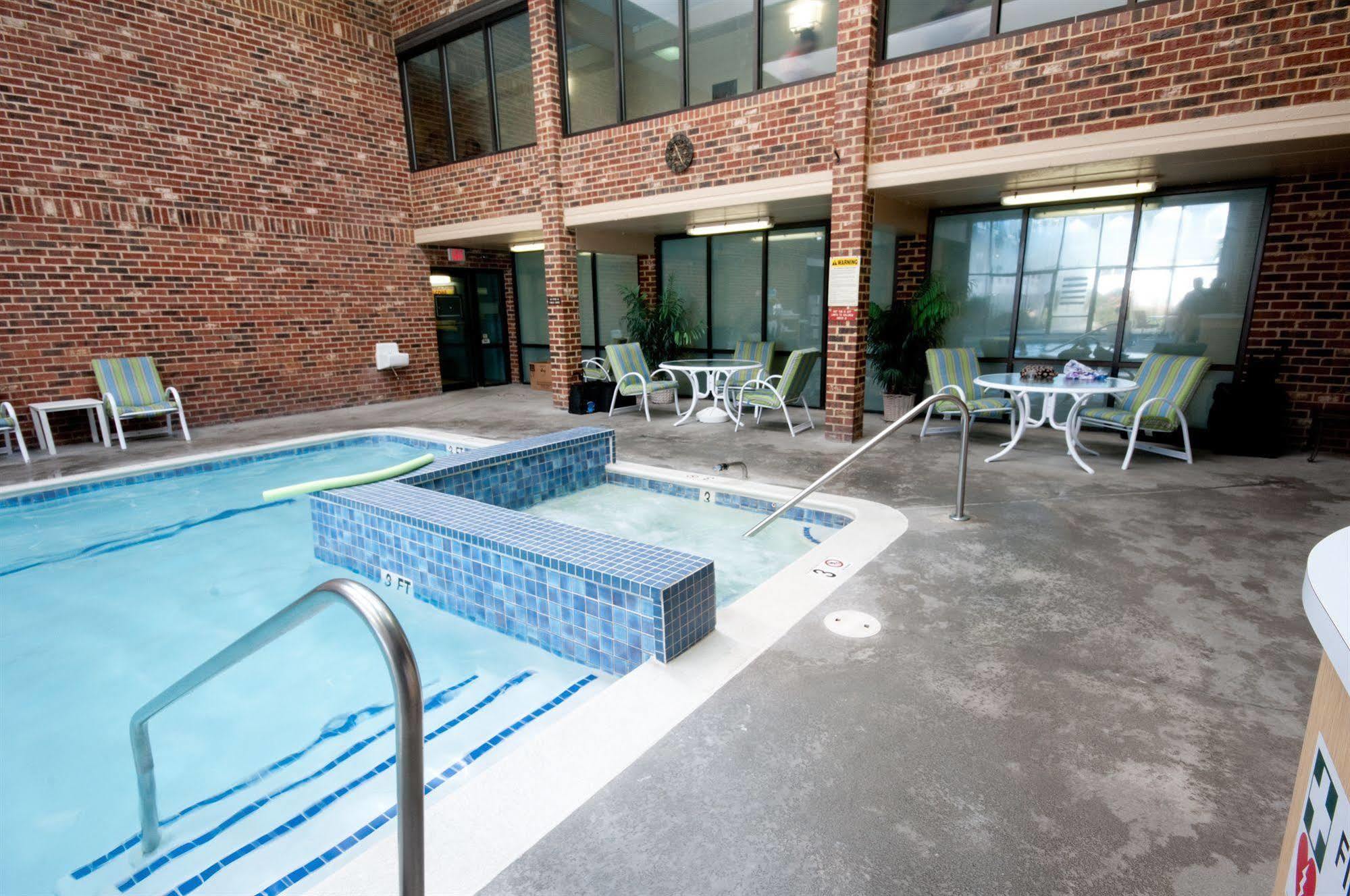 Capital Plaza Hotel Clinton Exterior photo