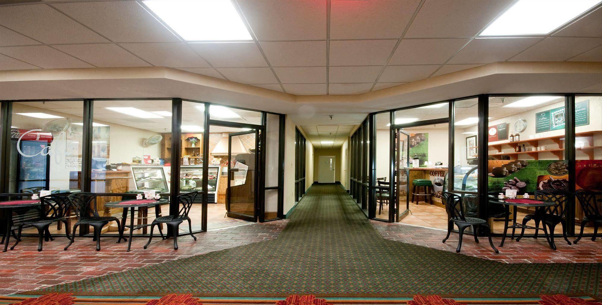 Capital Plaza Hotel Clinton Exterior photo
